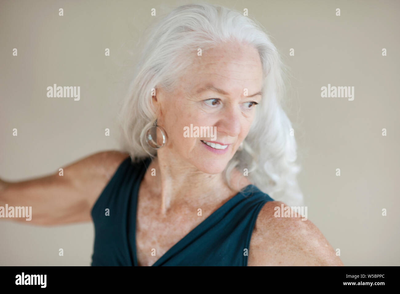 Portrait d'une belle femme yoga senior vieillissement. Banque D'Images