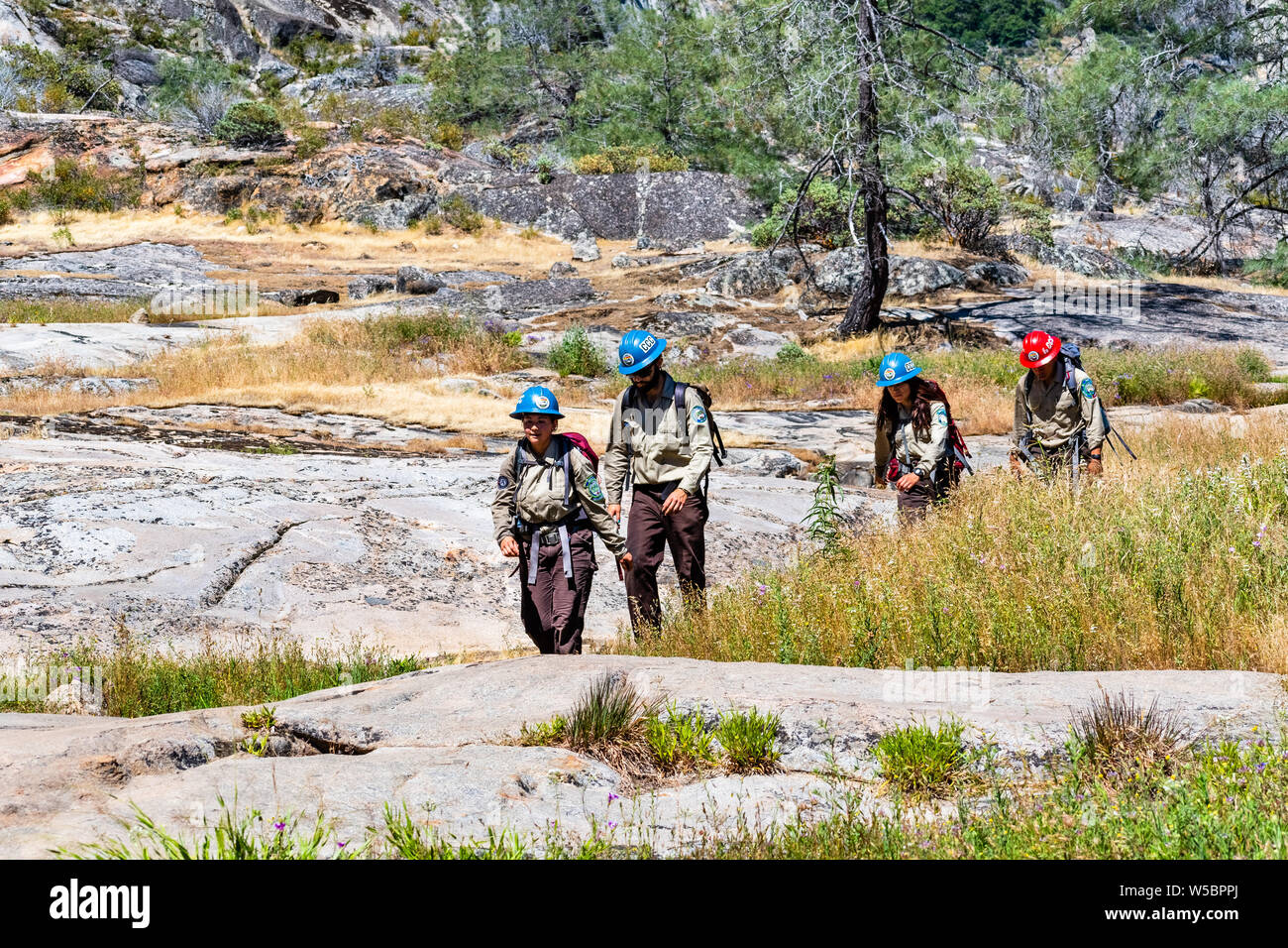 26 juin 2019 Yosemite National Park / CA / USA - California Conservation Corps (CCC) membres de la randonnée dans le réservoir Hetch Hetchy zone ; La CCC est une Banque D'Images