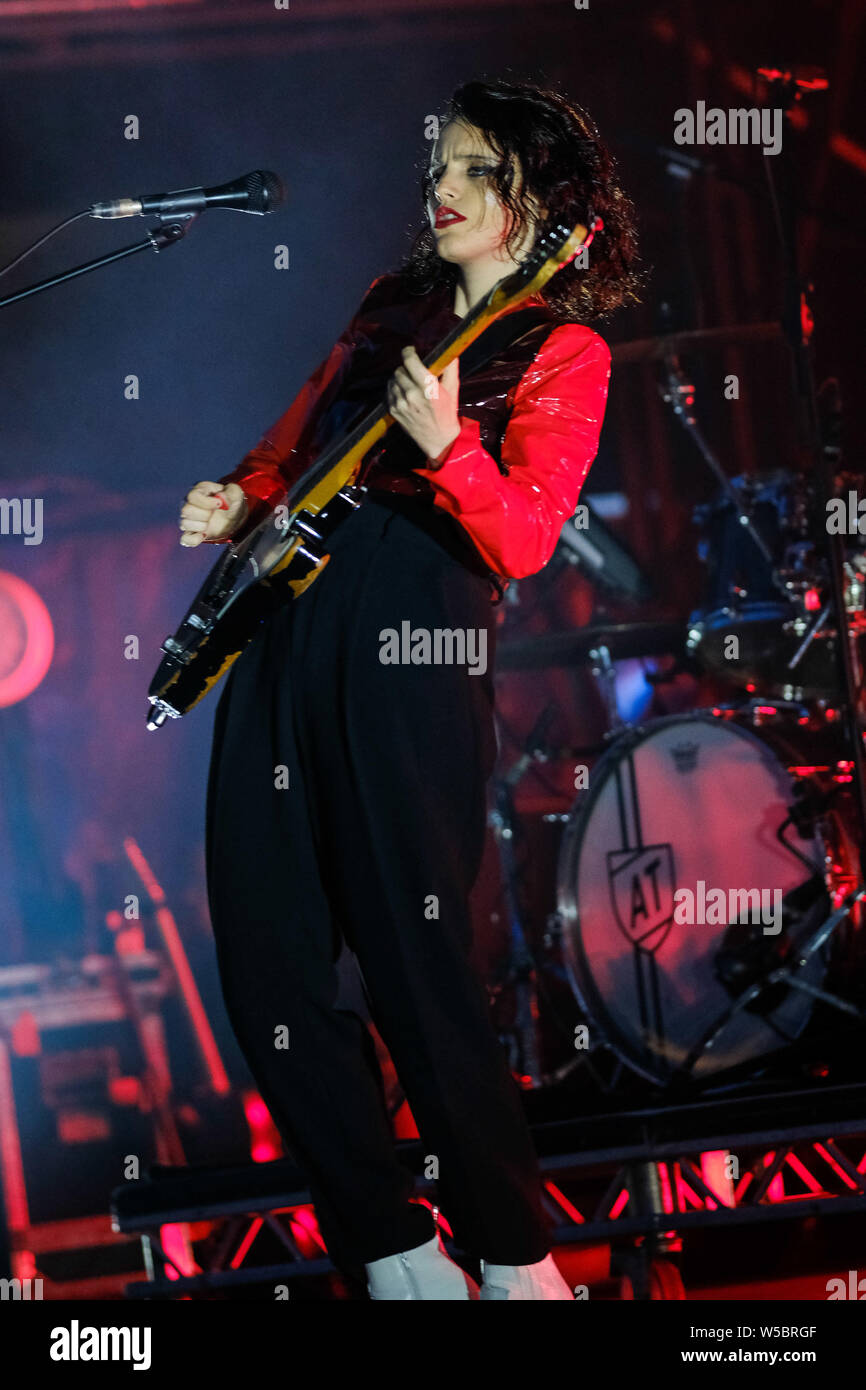 Charlton Park, Malmesbury, Wiltshire, Royaume-Uni. 27 juillet, 2019. Anna Calvi joue sur la scène Open Air Festival WOMAD (World of Music Arts and Dance) le samedi 27 juillet 2019 à Charlton Park, Malmesbury. . Photo par Julie Edwards. Banque D'Images