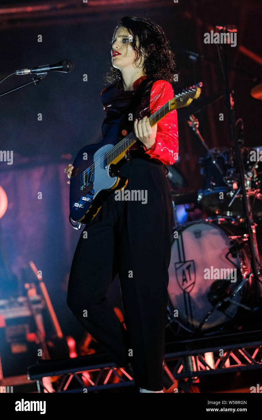 Charlton Park, Malmesbury, Wiltshire, Royaume-Uni. 27 juillet, 2019. Anna Calvi joue sur la scène Open Air Festival WOMAD (World of Music Arts and Dance) le samedi 27 juillet 2019 à Charlton Park, Malmesbury. . Photo par Julie Edwards. Banque D'Images