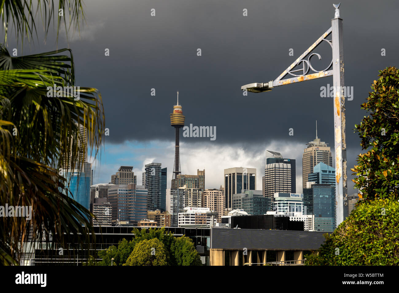 Sydney City skyline on un moody jour nuageux. Coup de Pyrmont. Banque D'Images