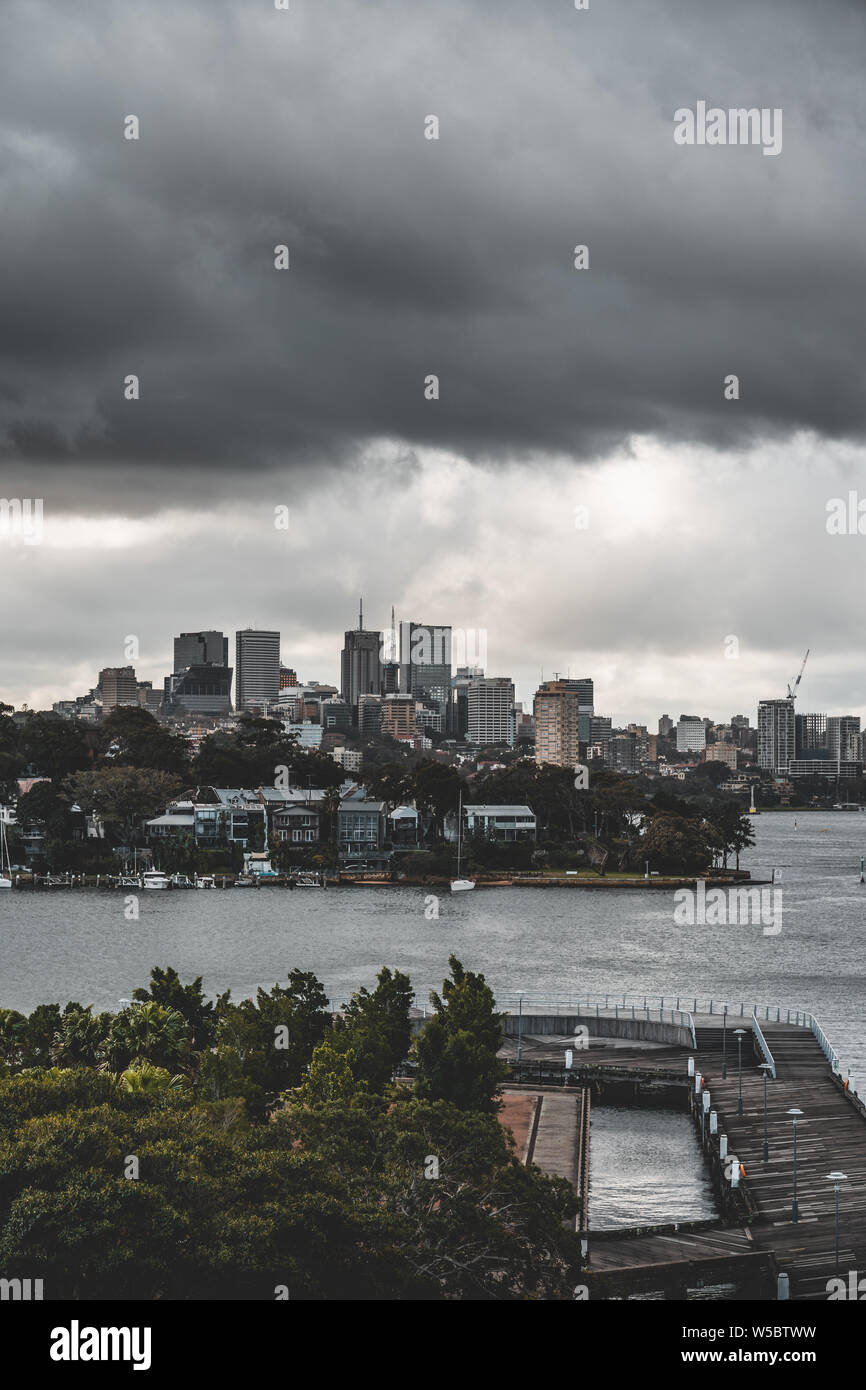 Pyrmont, Nouvelle Galles du Sud - Juin 24th, 2019 : nuages inquiétants pèsent sur Pirrama Park et Darling Island. Banque D'Images