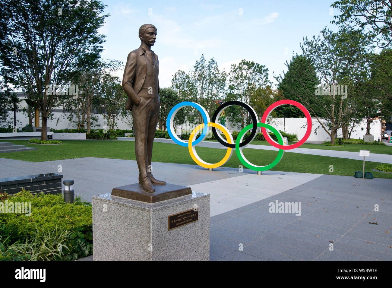 Tokyo, Japon - 27 juillet 2019 : anneaux olympiques et statue de Pierre de Coubertin à proximité du nouveau stade national de Tokyo 2020 Banque D'Images