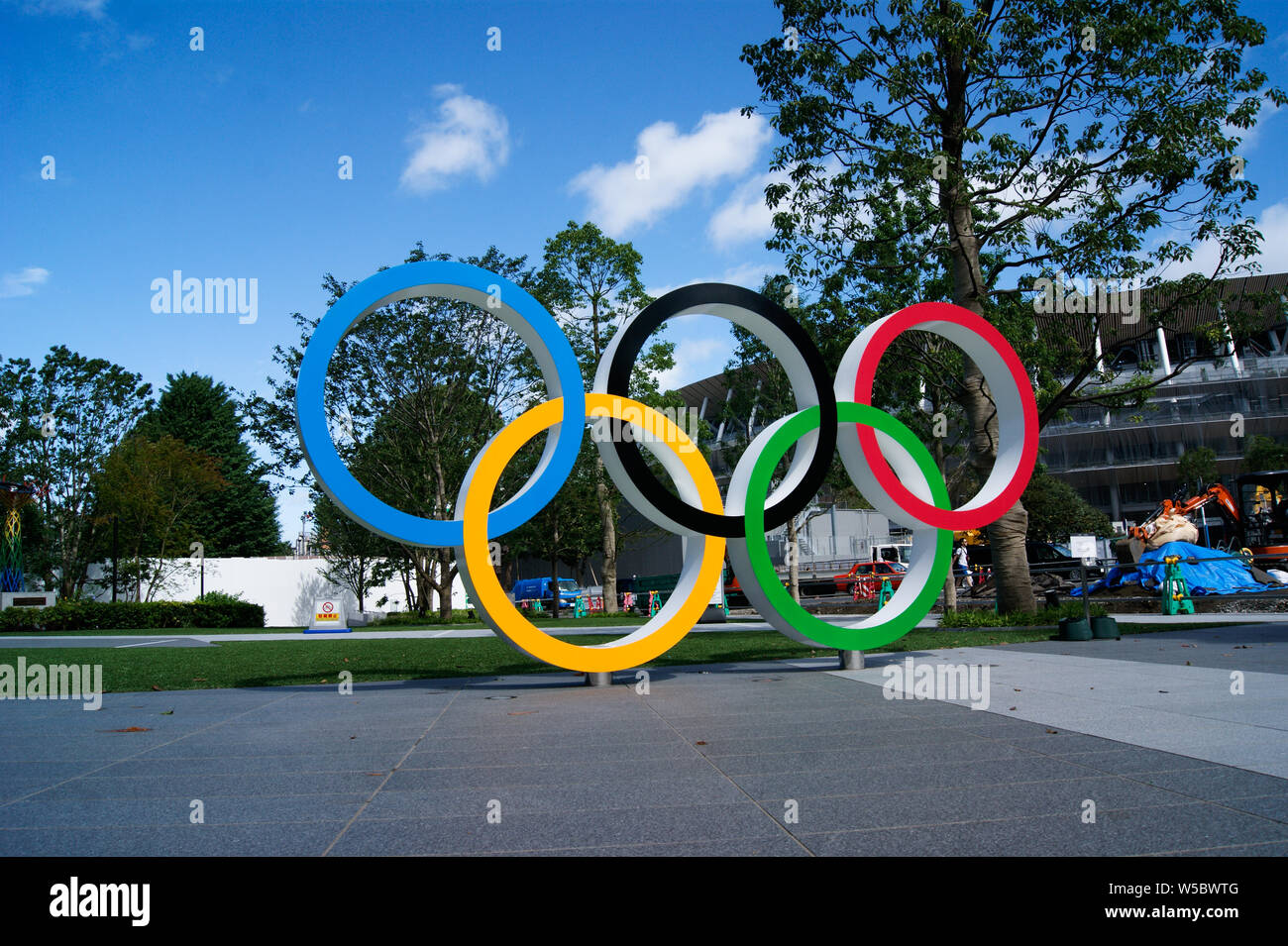 Tokyo, Japon. Anneaux olympiques en face du nouveau stade national de Tokyo en représentation de l'Jeux olympiques de 2020. Banque D'Images