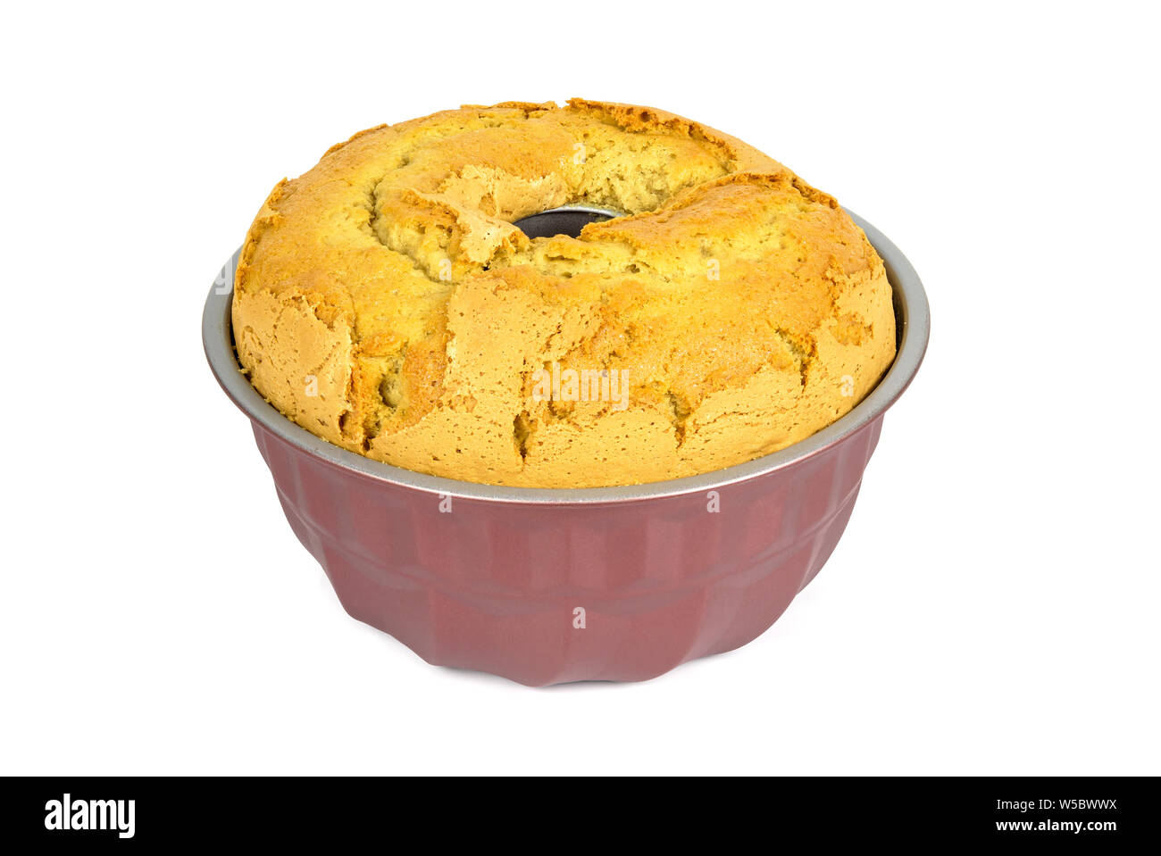 Gâteau bundt ensemble dans une forme isolée sur fond blanc avec clipping path Banque D'Images