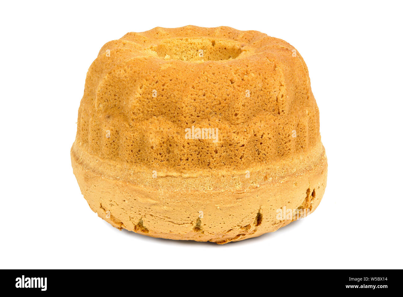 Gâteau bundt entier isolé sur fond blanc avec clipping path Banque D'Images