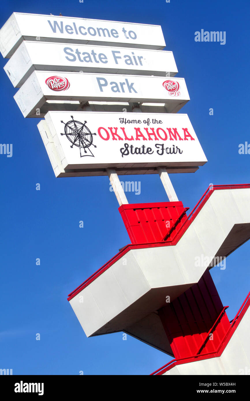 L'icône Panneau de bienvenue s'élève au-dessus d'un escalier à l'Oklahoma State Fair Park. Banque D'Images