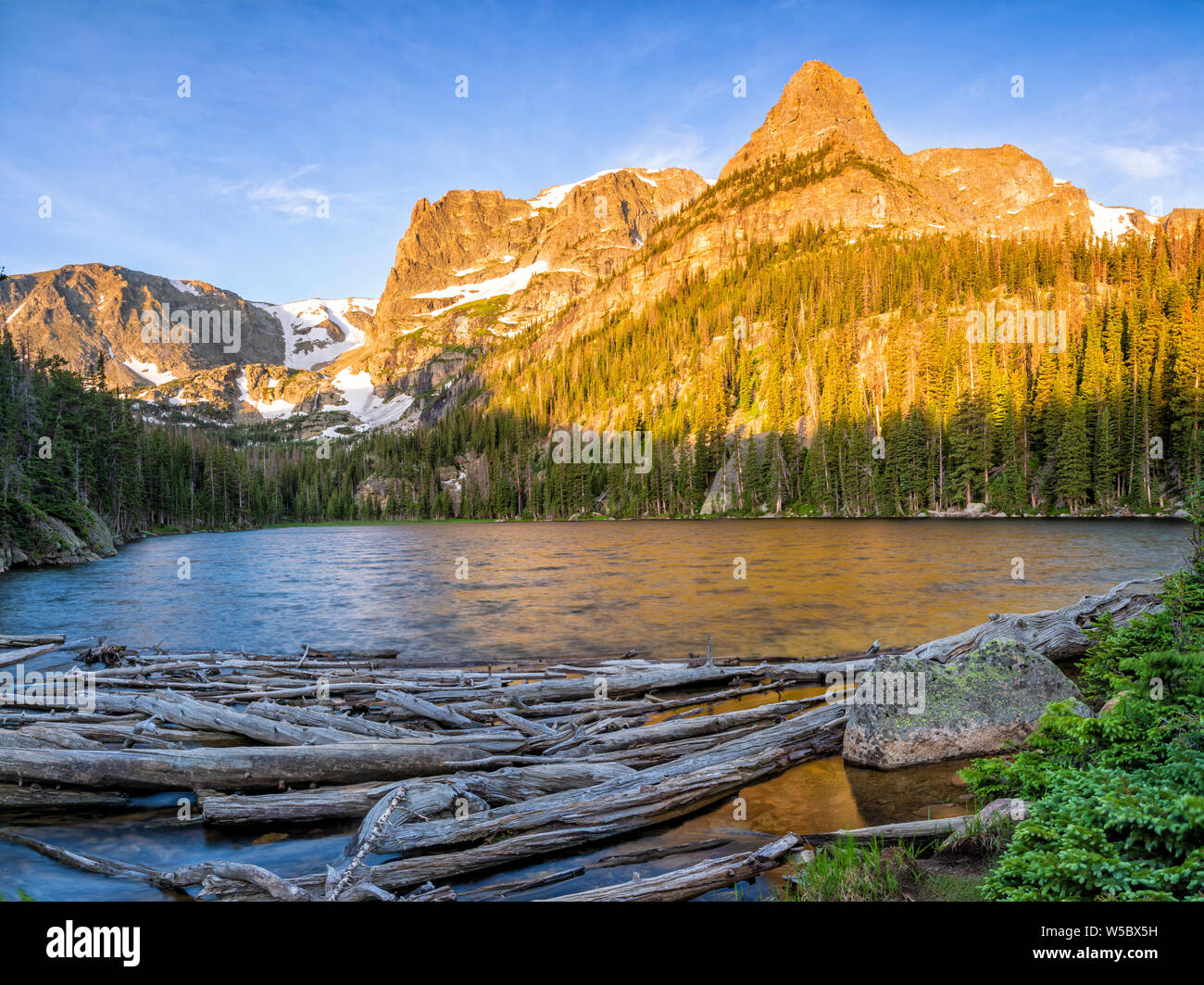 Petit Cervin et Notchtop s'élèvent au-dessus du lac Windy Odessa dans Rocky Mountain National Park, Colorado. Banque D'Images