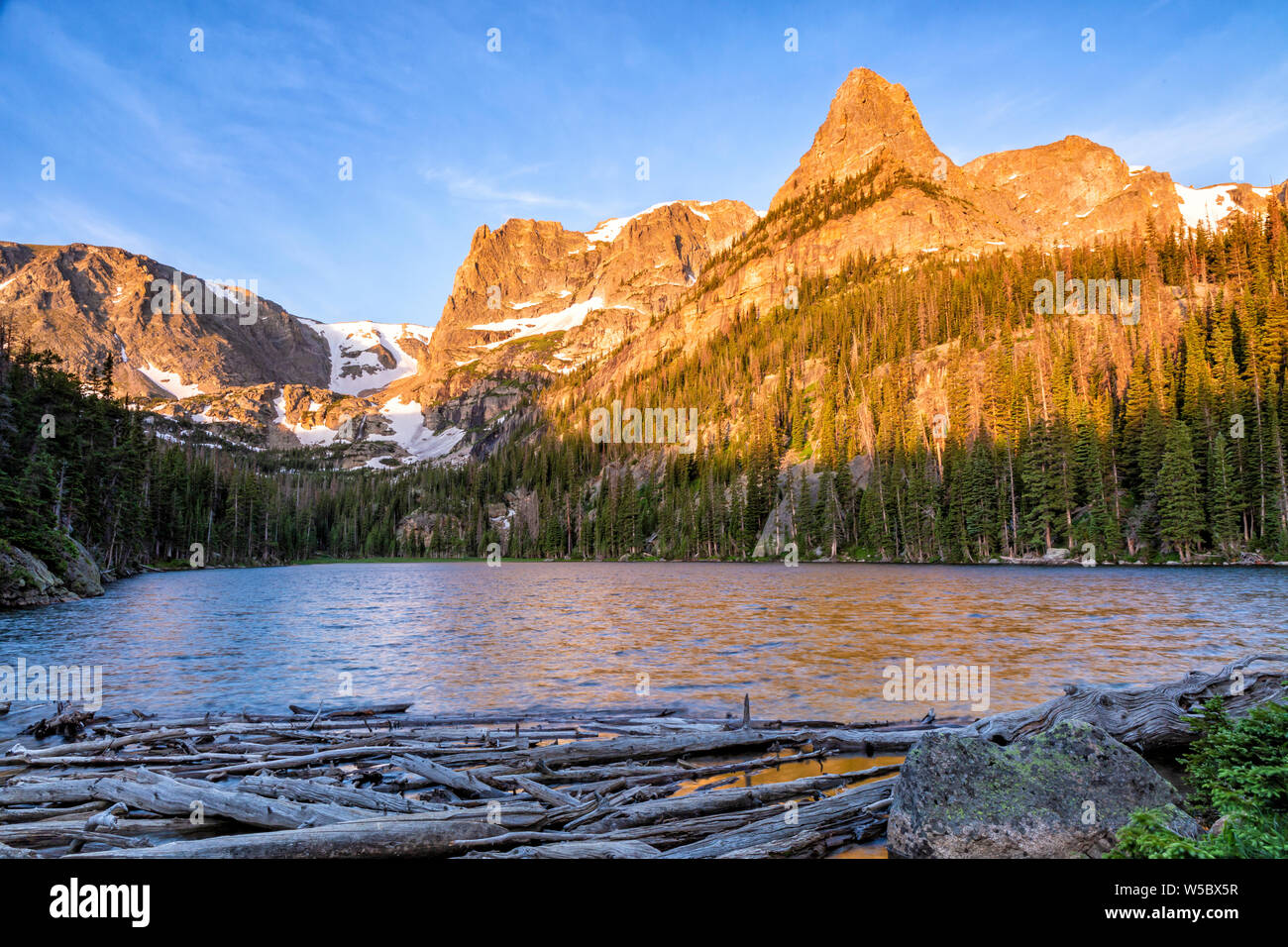 Petit Cervin et Notchtop s'élèvent au-dessus du lac Windy Odessa dans Rocky Mountain National Park, Colorado. Banque D'Images