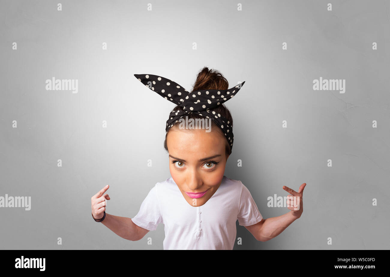 Grosse Tete Sur Les Petits Corps Avec Copie Espace Photo Stock Alamy
