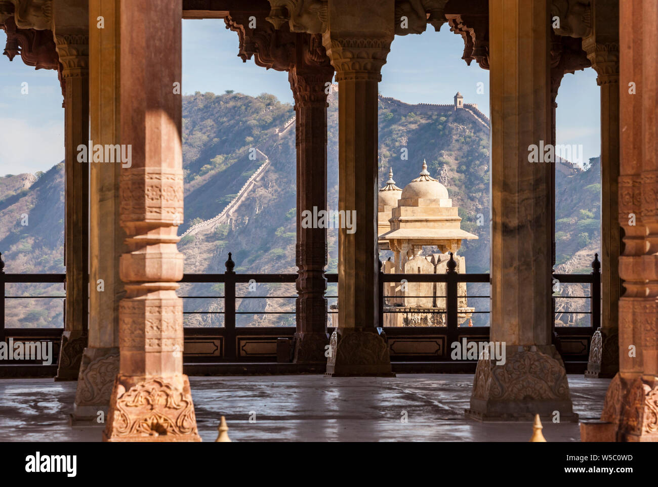 De l'intérieur du Fort Amer en voyant les murs extérieurs sur les flancs escarpés. Amer, L'Inde, près de Jaipur, Rajasthan, Inde. Banque D'Images