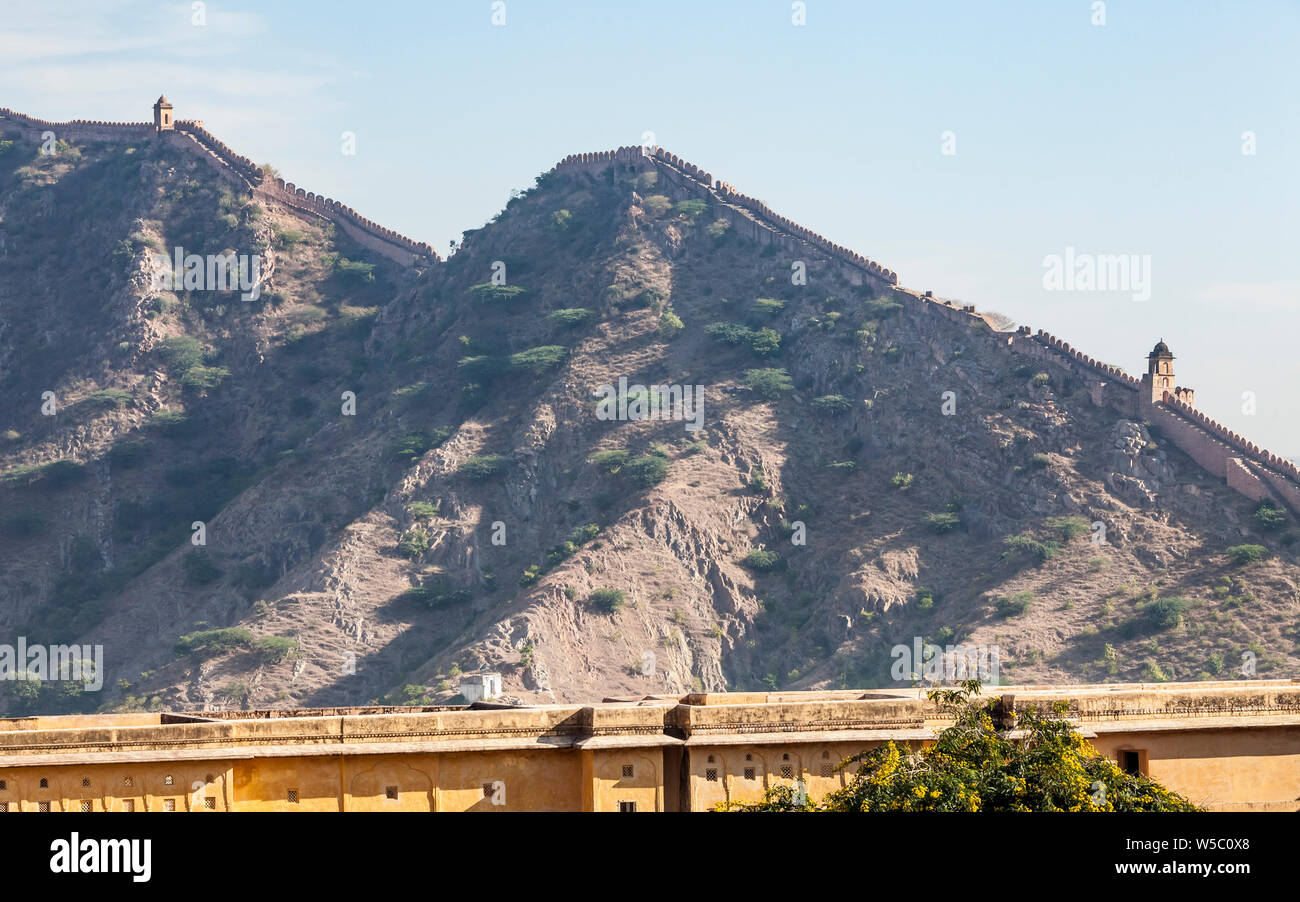 De l'intérieur du Fort Amer en voyant les murs extérieurs sur les flancs escarpés. Amer, L'Inde, près de Jaipur, Rajasthan, Inde. Banque D'Images