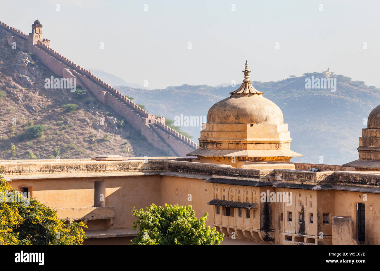 De l'intérieur du Fort Amer en voyant les murs extérieurs sur les flancs escarpés. Amer, L'Inde, près de Jaipur, Rajasthan, Inde. Banque D'Images