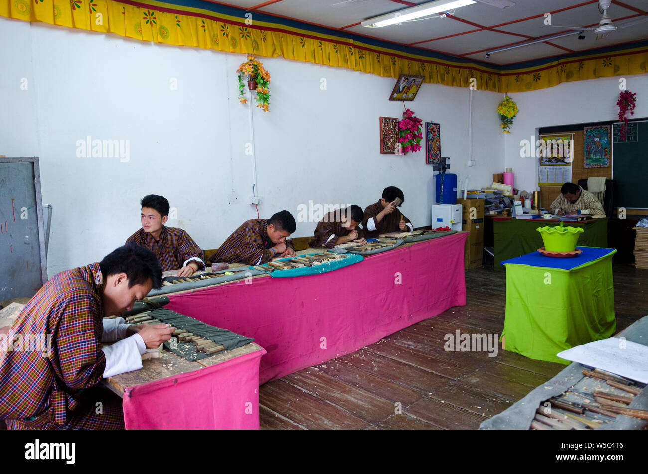 Étudiants bhoutanais apprendre les arts et l'artisanat local au centre de développement de compétences, Paro, Bhoutan,Asia le 10 juin, 2019. Banque D'Images