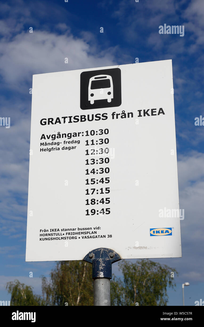 Kungens Kurva, Suède - 11 juillet 2019 : l'arrêt de bus signer avec le temps pour la table clients Ikea service de bus de transport. Banque D'Images