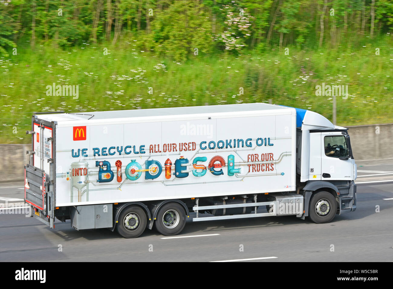 La publicité sur le côté du fast food McDonalds Camion Camion raconte comment utiliser l'huile de cuisson est le recyclage en BioDiesel pour leurs jardins England UK Banque D'Images