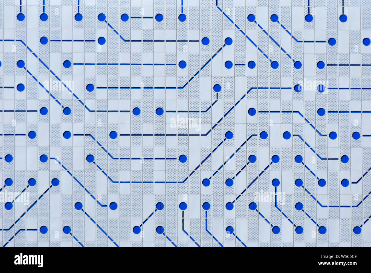 Manipulé couleur appliquée à l'article de la façade de l'immeuble moderne pour créer abstract background image motif de points rejoint à tirets interconnectés Banque D'Images