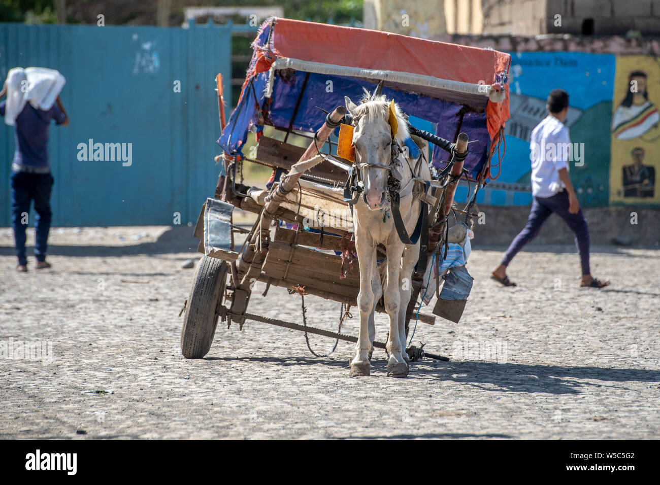 Une calèche brisée repose immobile sur une rue de Debre Berhan, Ethiopie Banque D'Images