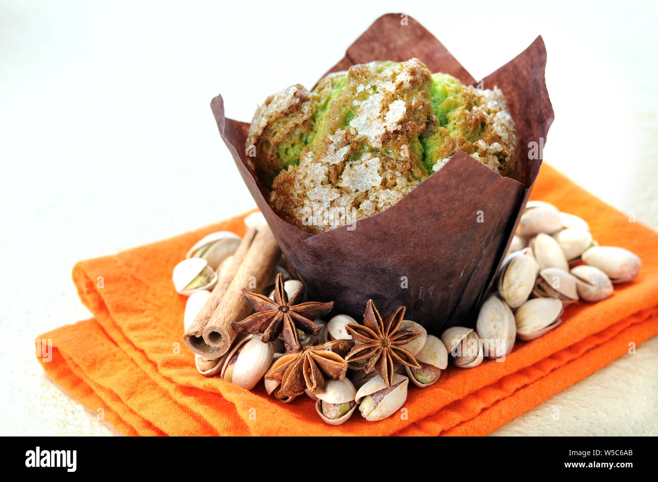 Muffin aux noix et aux épices maison de matin Banque D'Images