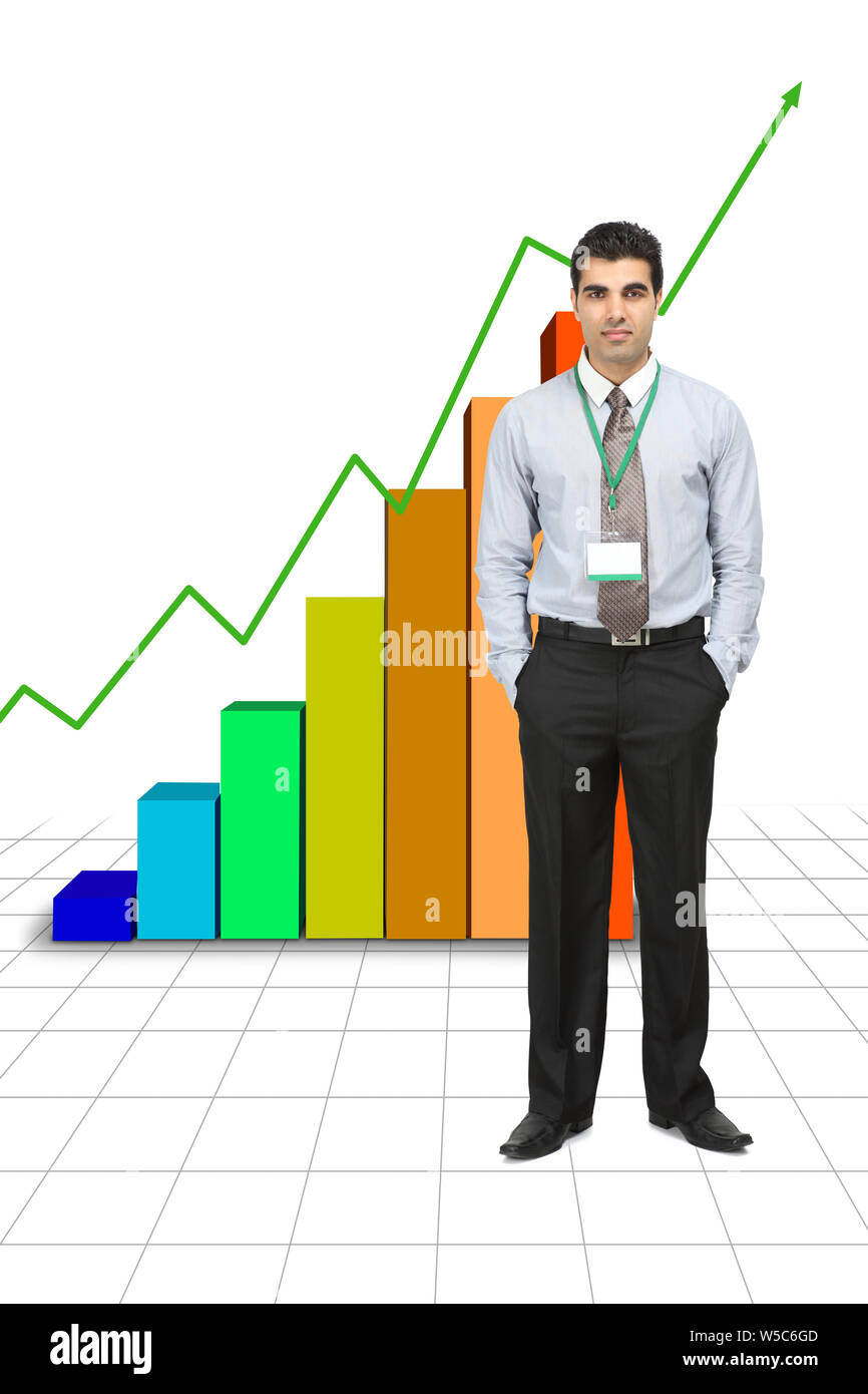 Homme d'affaires debout devant un graphique à barres montant vers le haut Banque D'Images