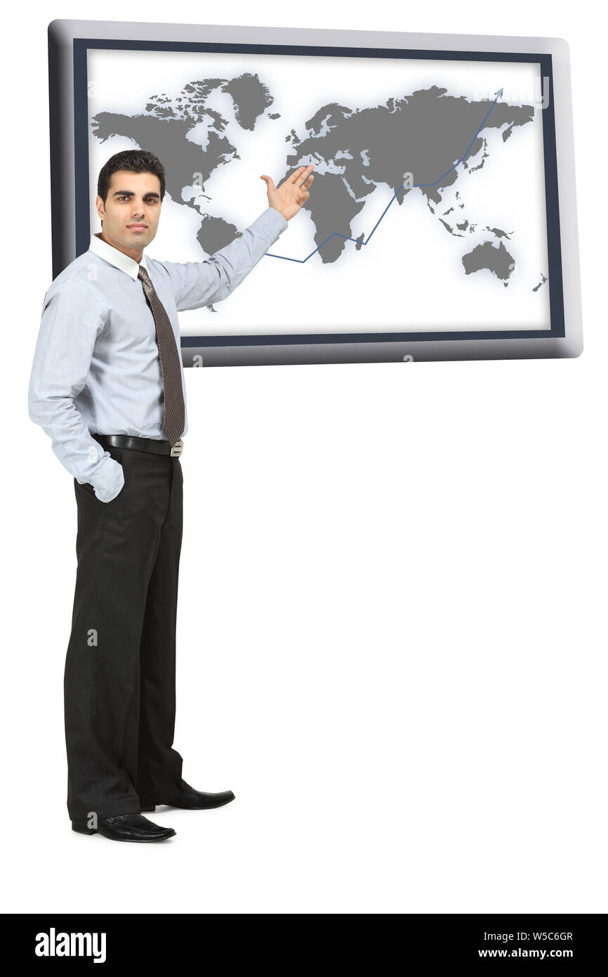 Homme d'affaires montrant une carte du monde Banque D'Images