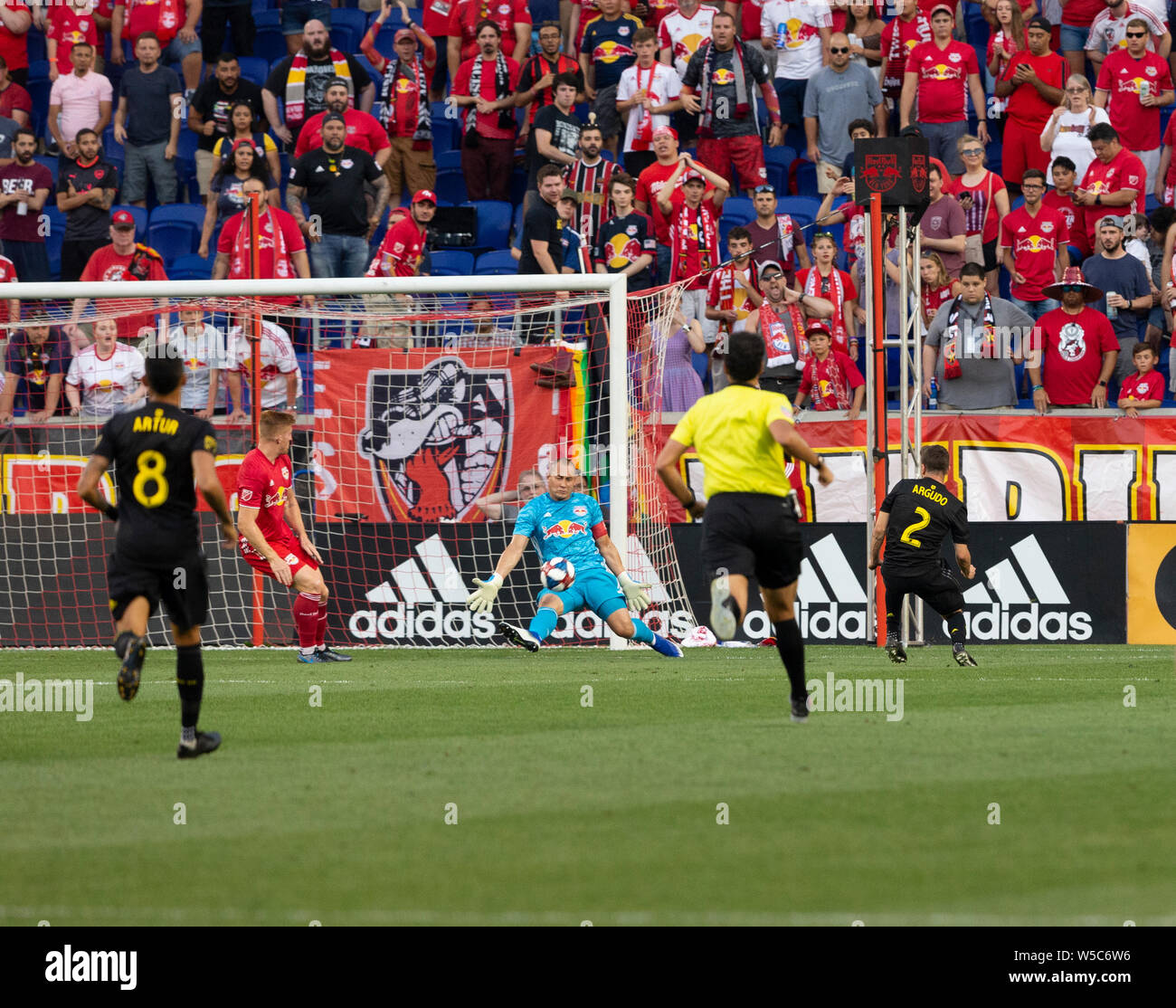 Harrison, NJ - 27 juillet 2019 : Luis Argudo (2) de Columbus Crew SC tire au but pendant les match contre MLS New York Red Bulls au Red Bull Arena Banque D'Images