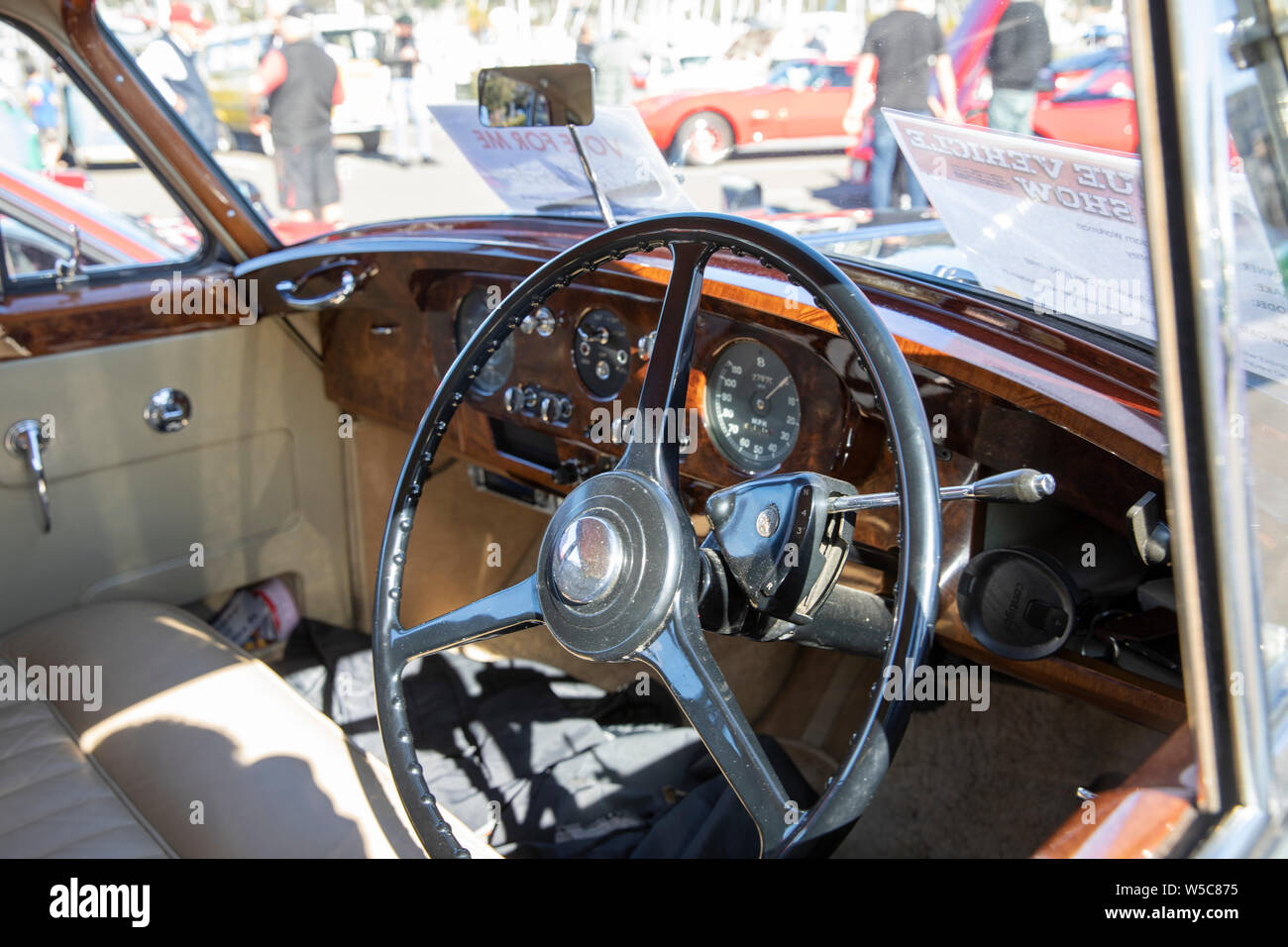 Bentley S1 et de l'intérieur automobile photo de planche de bord en bois et volant, Sydney, Australie Banque D'Images