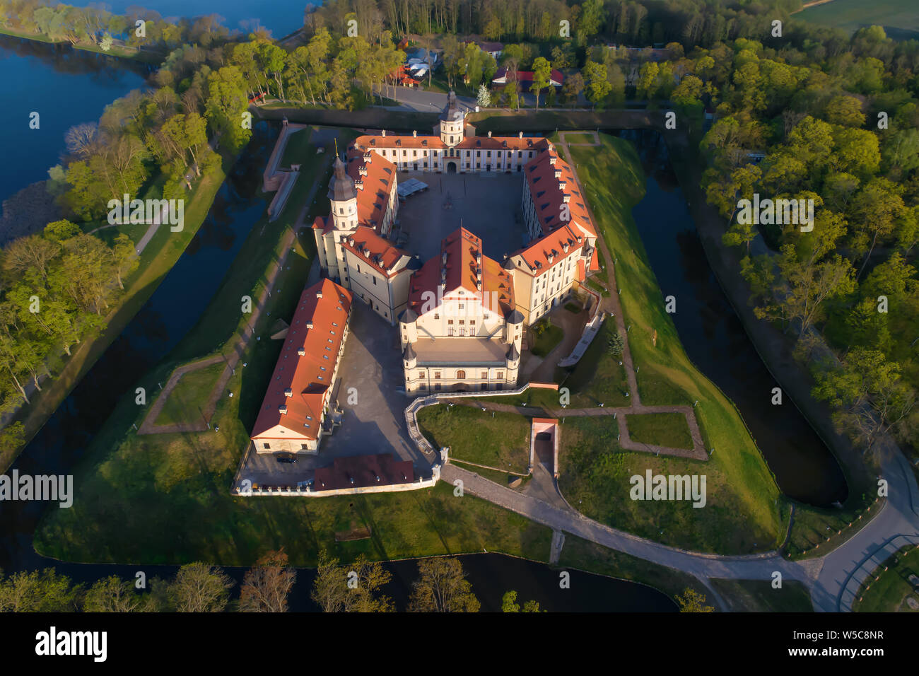Une vue de la hauteur de l'ensoleillée sur un château Nesvizh devint un lieu crucial peut matin (Photographie aérienne). Le Bélarus, Nesvizh devint un lieu crucial Banque D'Images