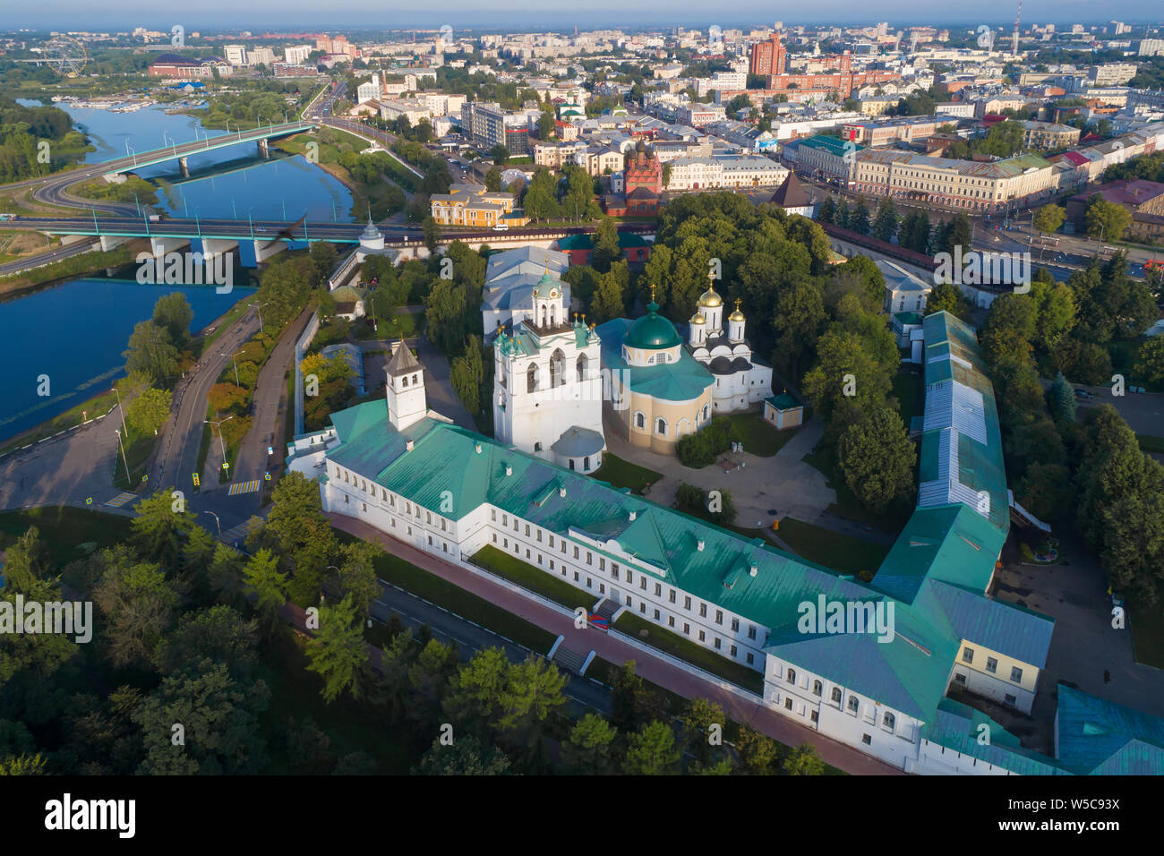 Juillet ensoleillé matin plus Spaso-Prerazhensky le monastère. Yaroslavl, anneau d'Or Banque D'Images