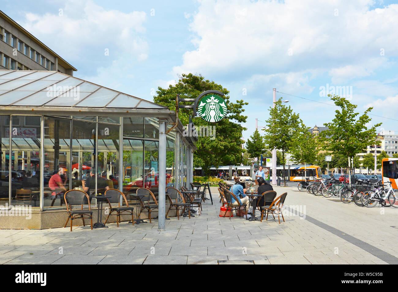 Mannheim, Allemagne - Juillet 2019 : chaîne de café et boutique appelé 'Starbucks' avec des fenêtres en verre et de tables en plein air sur une journée ensoleillée Banque D'Images