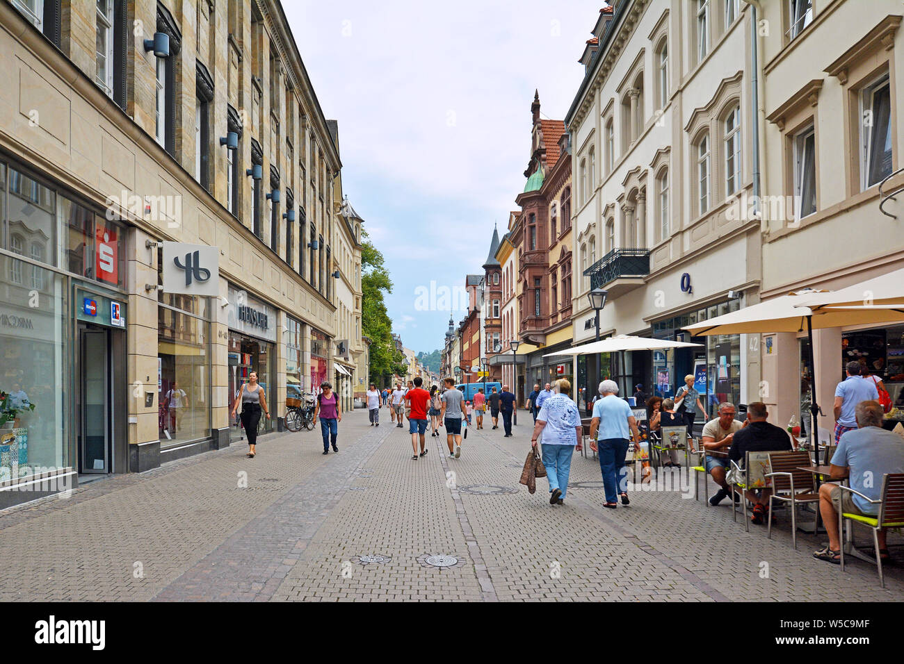 Heidelberg, Allemagne - Juillet 2019 : les gens marcher dans la rue principale commerçante sur occupation jour du week-end en été Banque D'Images