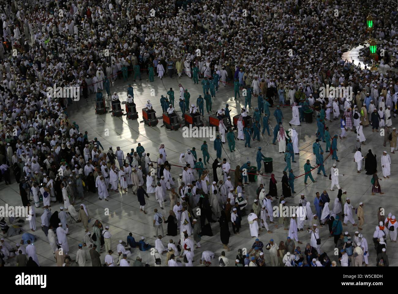Jeddah, Arabie saoudite. 27 juillet, 2019. Pèlerins musulmans prier autour de la Sainte Kaaba à la grande mosquée, pendant le hajj annuel pèlerinage à La Mecque, le 27 juillet 2019. Selon le livre saint des musulmans, le Coran, la Kaaba a été construite par Abraham et son fils Ismael, après Ismael s'étaient installés en Arabie. Credit : ZUMA Press, Inc./Alamy Live News Banque D'Images