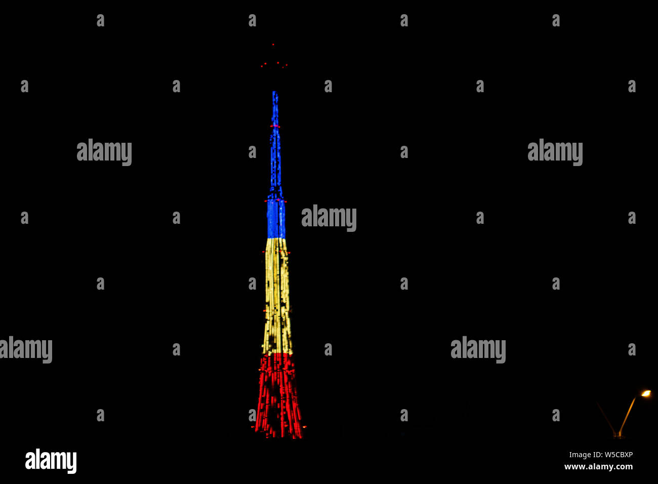 Photo d'une tour de télécommunication colorée comme le drapeau de la Roumanie Banque D'Images