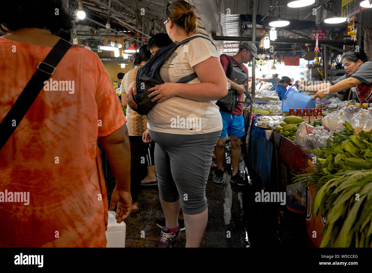 Grosse femme courses. Femmes obèses shopper Banque D'Images