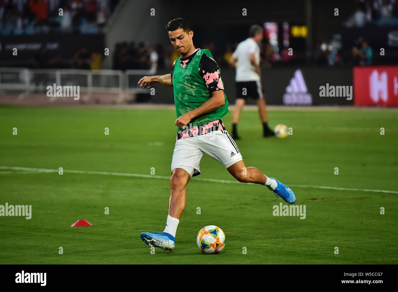 Joueur de football portugais Cristiano Ronaldo de Juventus F.C. dribble la balle au cours de l'International 2019 Tournoi de football de la Coupe des Champions contre l'Inter Milan dans la ville de Nanjing, Jiangsu province de Chine orientale, le 24 juillet 2019. Banque D'Images