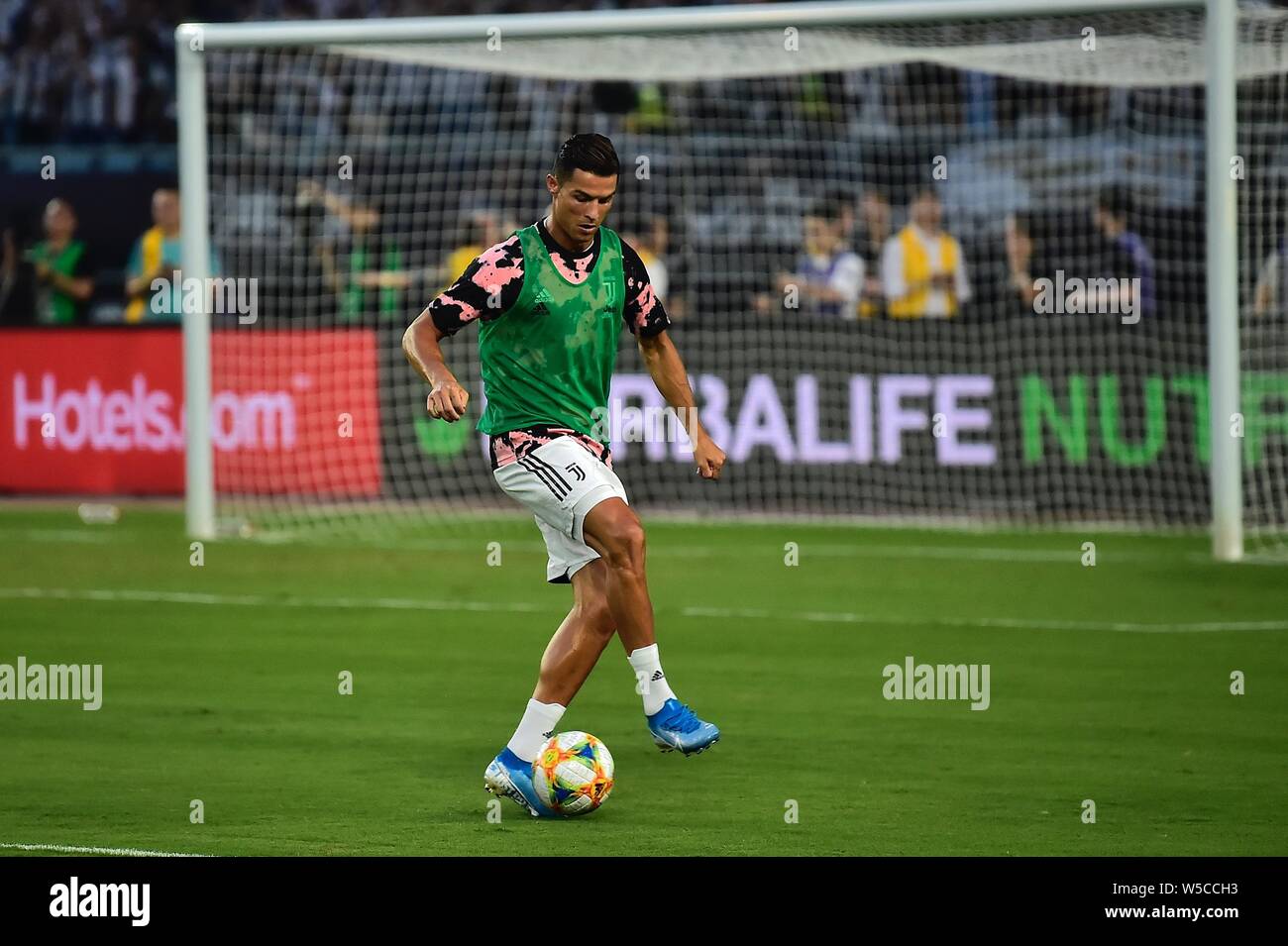 Joueur de football portugais Cristiano Ronaldo de Juventus F.C. dribble la balle au cours de l'International 2019 Tournoi de football de la Coupe des Champions contre l'Inter Milan dans la ville de Nanjing, Jiangsu province de Chine orientale, le 24 juillet 2019. Banque D'Images