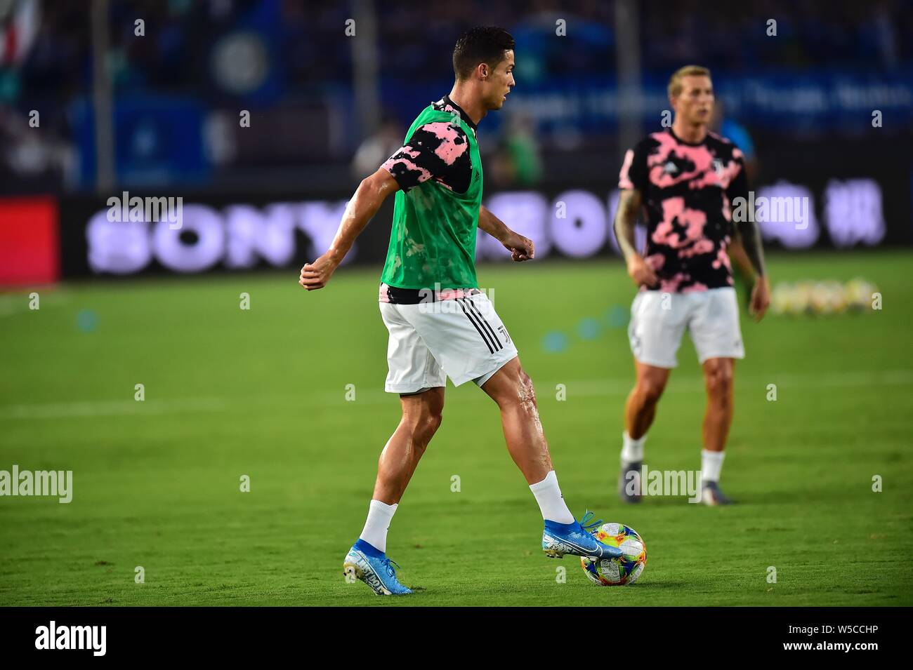 Joueur de football portugais Cristiano Ronaldo de Juventus F.C. dribble la balle au cours de l'International 2019 Tournoi de football de la Coupe des Champions contre l'Inter Milan dans la ville de Nanjing, Jiangsu province de Chine orientale, le 24 juillet 2019. Banque D'Images
