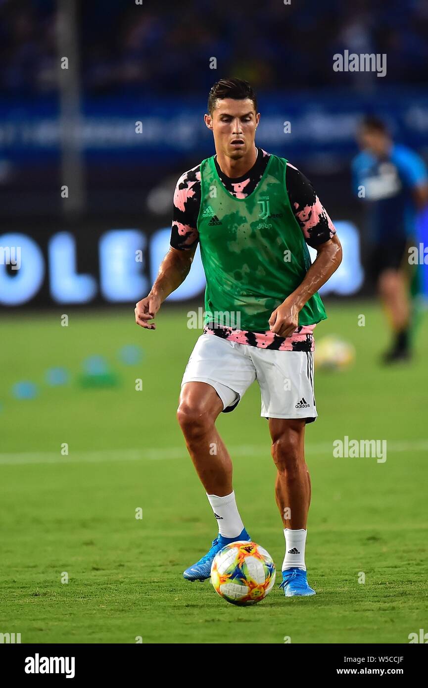 Joueur de football portugais Cristiano Ronaldo de Juventus F.C. dribble la balle au cours de l'International 2019 Tournoi de football de la Coupe des Champions contre l'Inter Milan dans la ville de Nanjing, Jiangsu province de Chine orientale, le 24 juillet 2019. Banque D'Images