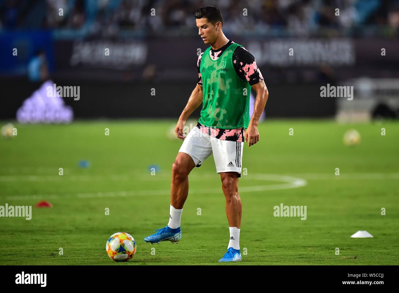 Joueur de football portugais Cristiano Ronaldo de Juventus F.C. dribble la balle au cours de l'International 2019 Tournoi de football de la Coupe des Champions contre l'Inter Milan dans la ville de Nanjing, Jiangsu province de Chine orientale, le 24 juillet 2019. Banque D'Images