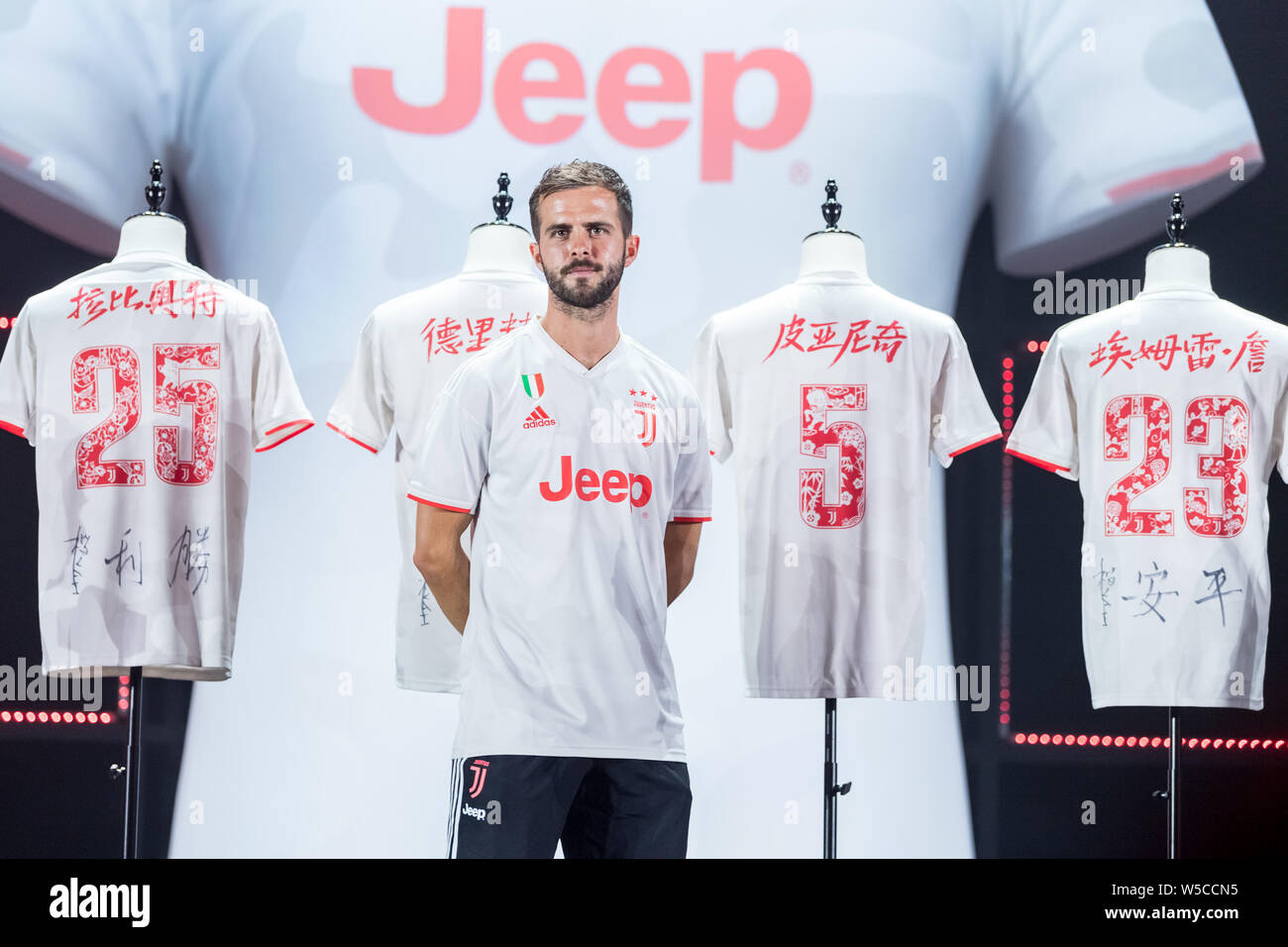 Joueur de football Code Pjanic de Juventus F.C. assiste à une conférence de presse pour lancer de nouvelles 2019-2020 matchs à l'International au cours de la Coupe des Champions 2019 Tournoi de football à Shanghai, Chine, le 25 juillet 2019. Banque D'Images