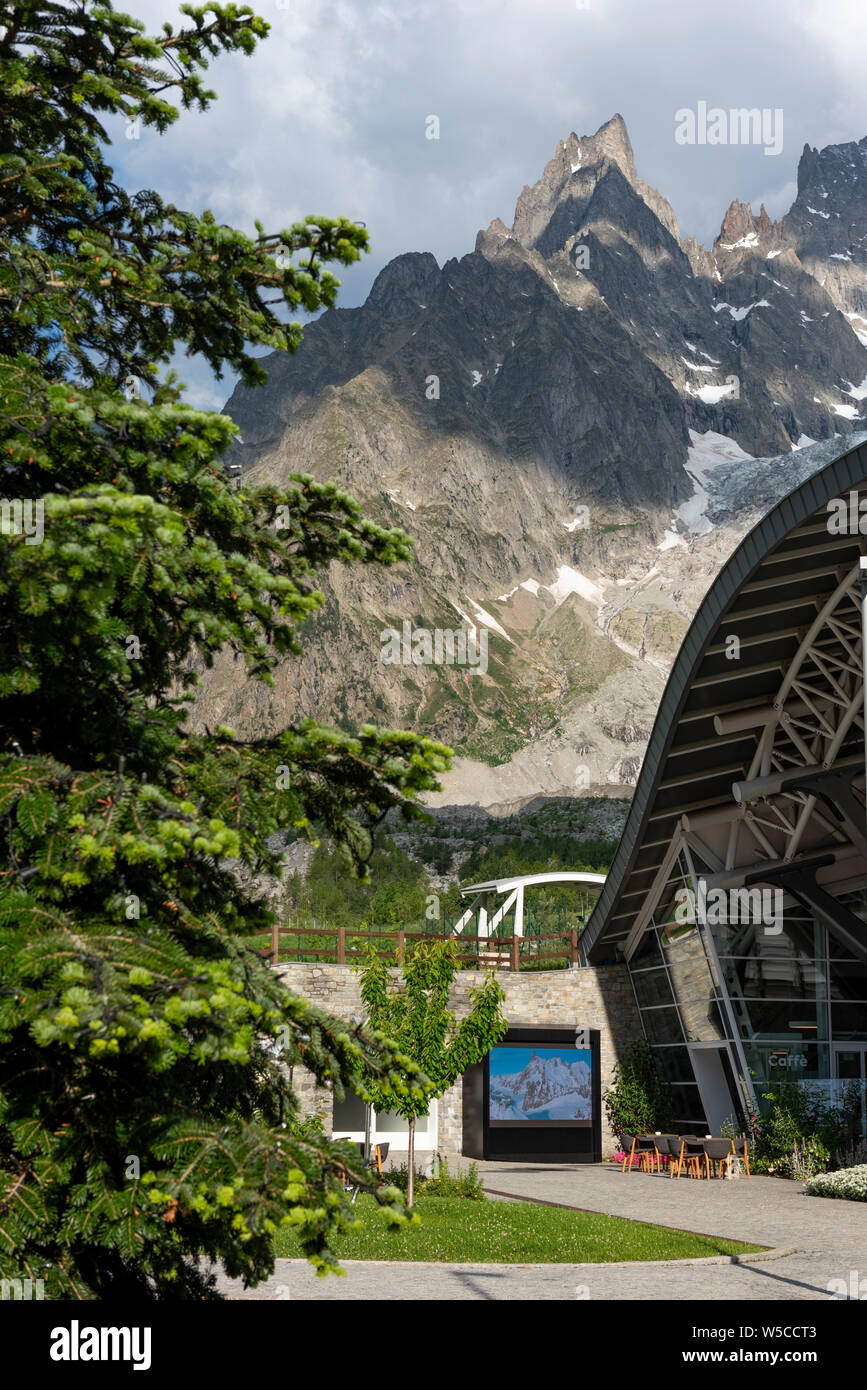 Gare du funiculaire (Skyway Monte Bianco) sur le versant italien du massif du Mont Blanc. Le Skyway relie le village de Courmayeur à Pointe Helbr Banque D'Images