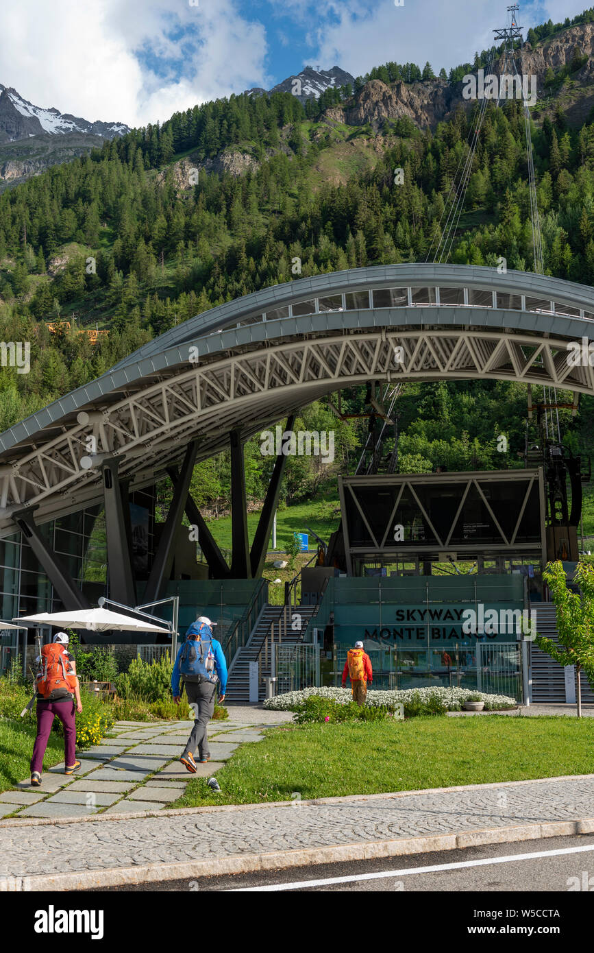 Gare du funiculaire (Skyway Monte Bianco) sur le versant italien du massif du Mont Blanc. Le Skyway relie le village de Courmayeur à Pointe Helbr Banque D'Images