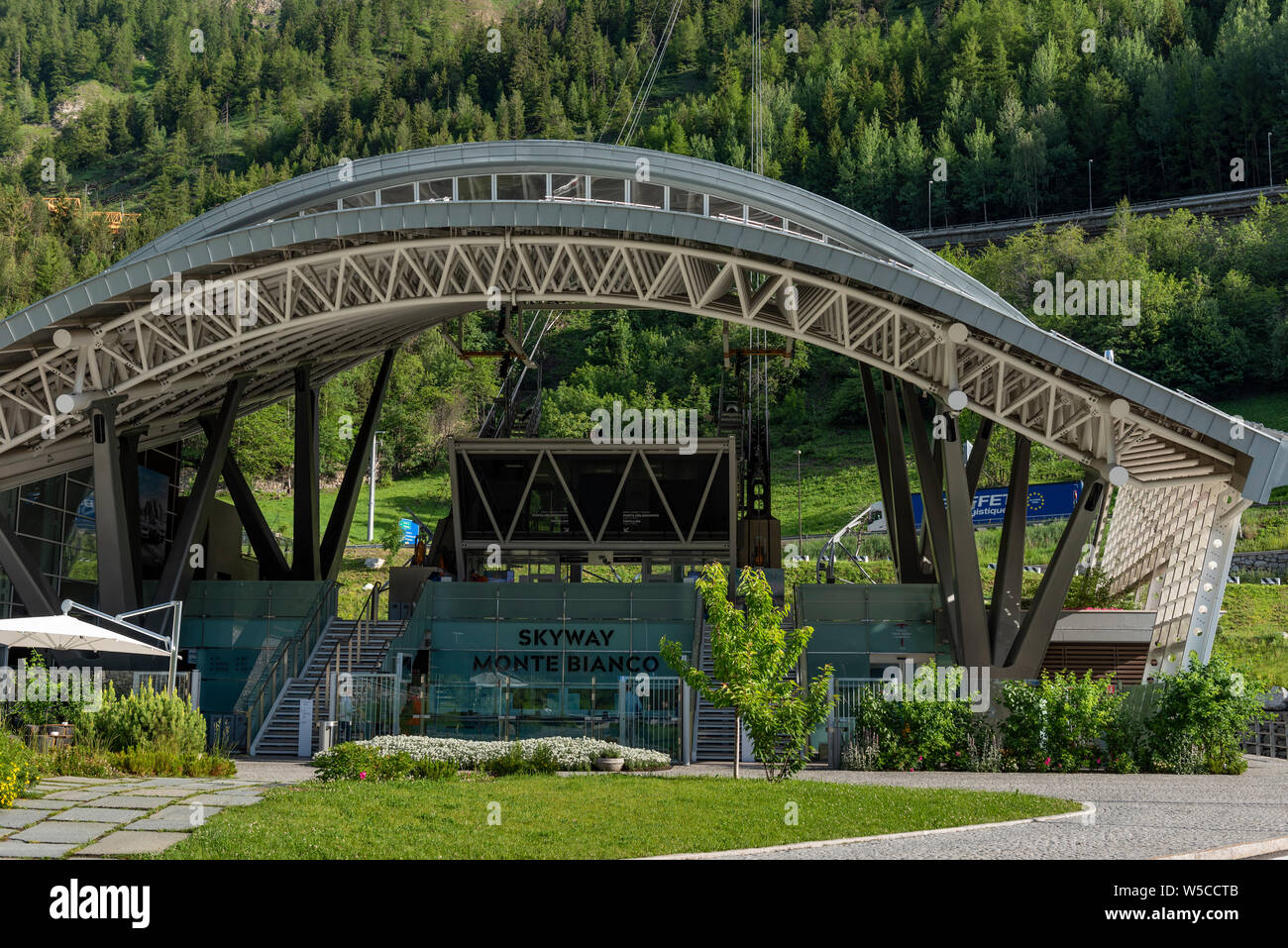Gare du funiculaire (Skyway Monte Bianco) sur le versant italien du massif du Mont Blanc. Le Skyway relie le village de Courmayeur à Pointe Helbr Banque D'Images