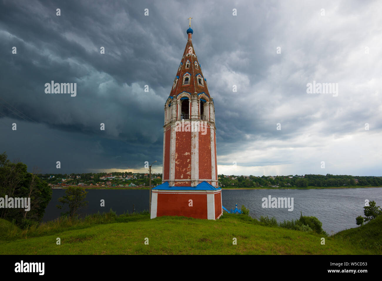 L'ancien clocher de l'église de Kazan dans le contexte d'un ciel d'orage. Perm (Romanov-Borisoglebsk), Russie Banque D'Images