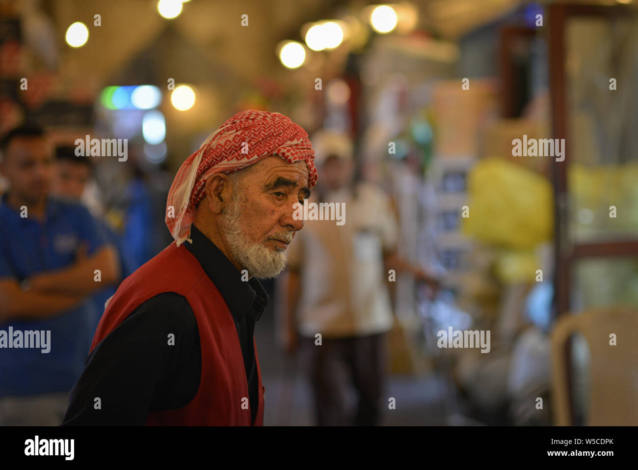 DOHA, QATAR - 27 février 2016 : travailleur de livraison dans le souk Wakif. Prises de nuit sans flash. Banque D'Images