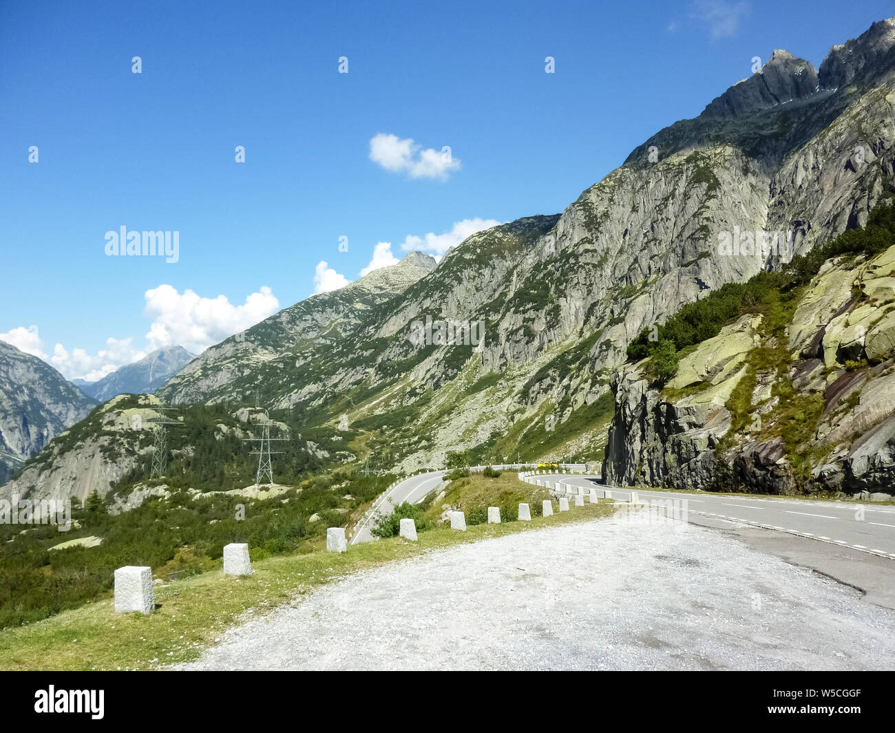 Route de montagne dans les Alpes Suisses, Suisse Banque D'Images