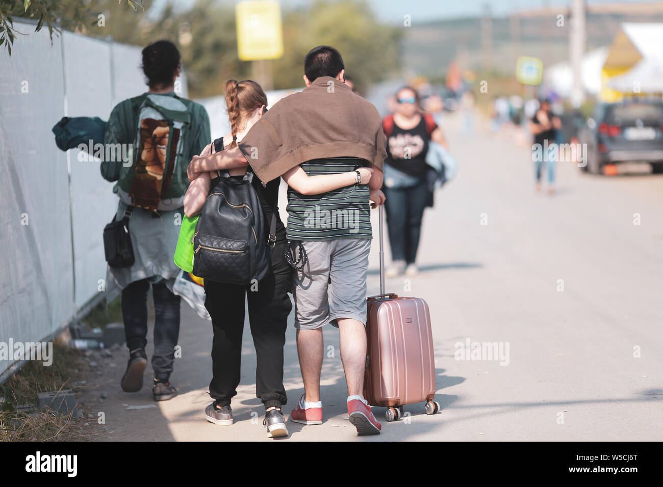 Les adolescents aller au camping d'un festival de musique avec leurs bagages, par une chaude journée d'été ensoleillée Banque D'Images