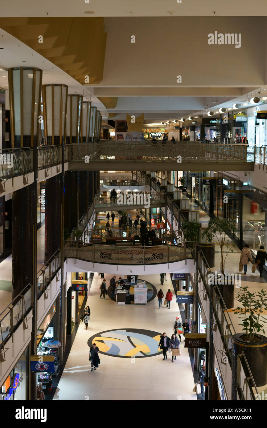 Berlin, Allemagne - janvier 03, 2018 : l'intérieur moderne avec des magasins et des boutiques du nouveau centre commercial East Side Mall le Janvier 03, 2018 à Berlin. Banque D'Images