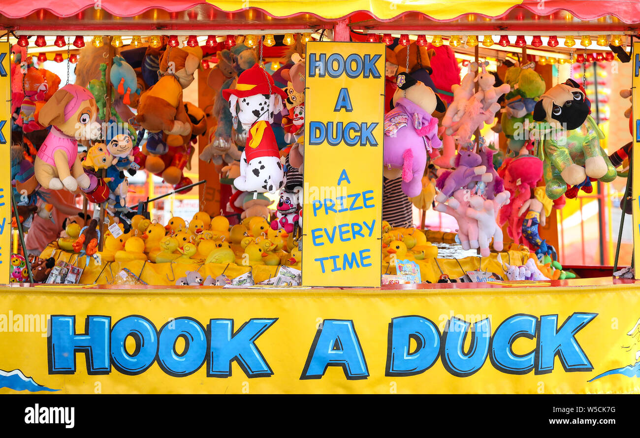 Un canard crochet décroche à une fête foraine au Royaume-Uni avec une sélection de prix sur l'affichage Banque D'Images