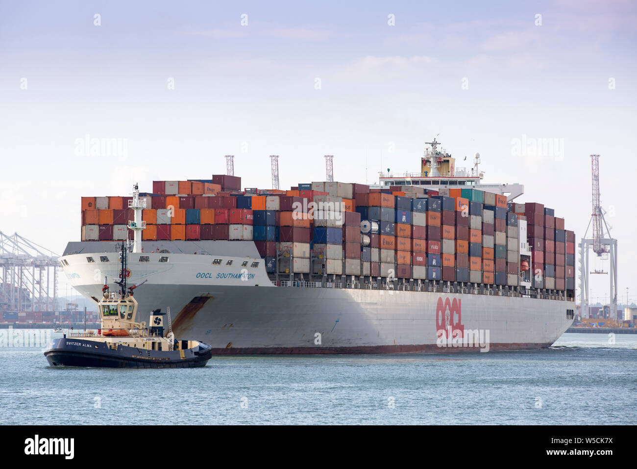 OOCL Southampton container ship docks de Southampton en laissant la photo Banque D'Images